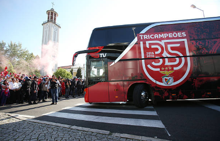 Komandanın avtobusuna hücum olunub